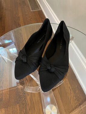 NWOT ladies Tahari Catalina Black Flats